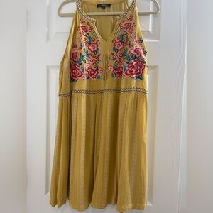 Yellow sleeveless dress with floral detail